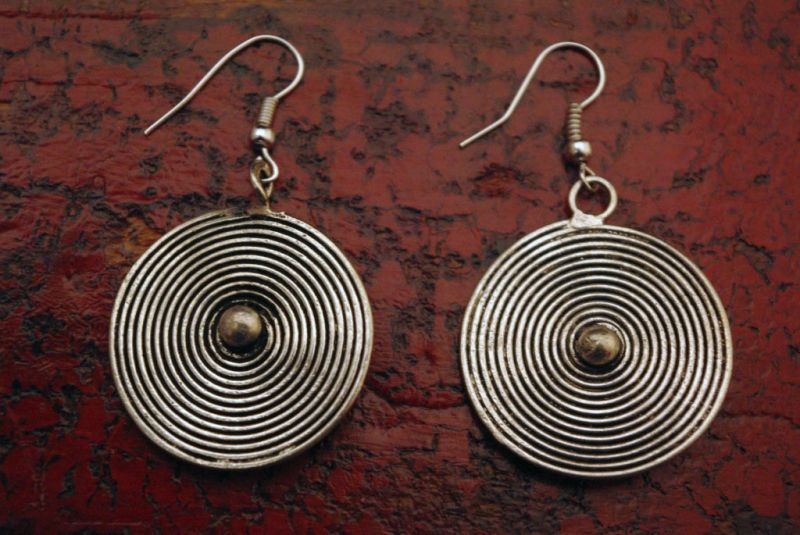 Cliquez sur la vignette pour agrandir et survolez la photo pour zoomer Boucles d'oreilles ethnique Spirale de la minorité Miao