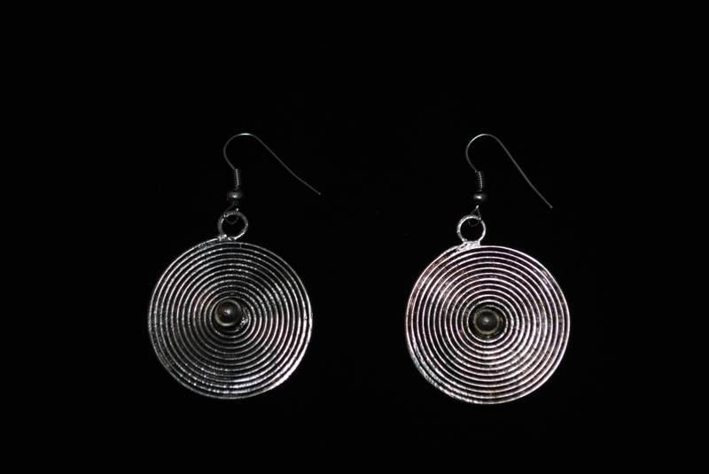 Cliquez sur la vignette pour agrandir et survolez la photo pour zoomer Boucles d'oreilles ethnique Spirale de la minorité Miao