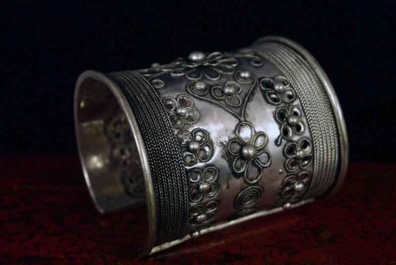 Bracelet ethnique Miao orné de fleurs