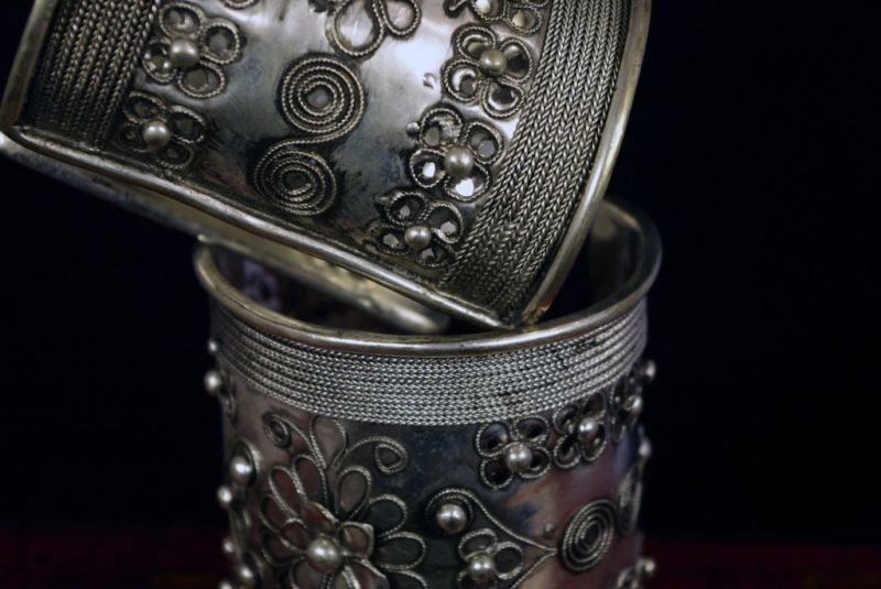 Cliquez sur la vignette pour agrandir et survolez la photo pour zoomer Bracelet ethnique Miao orné de fleurs
