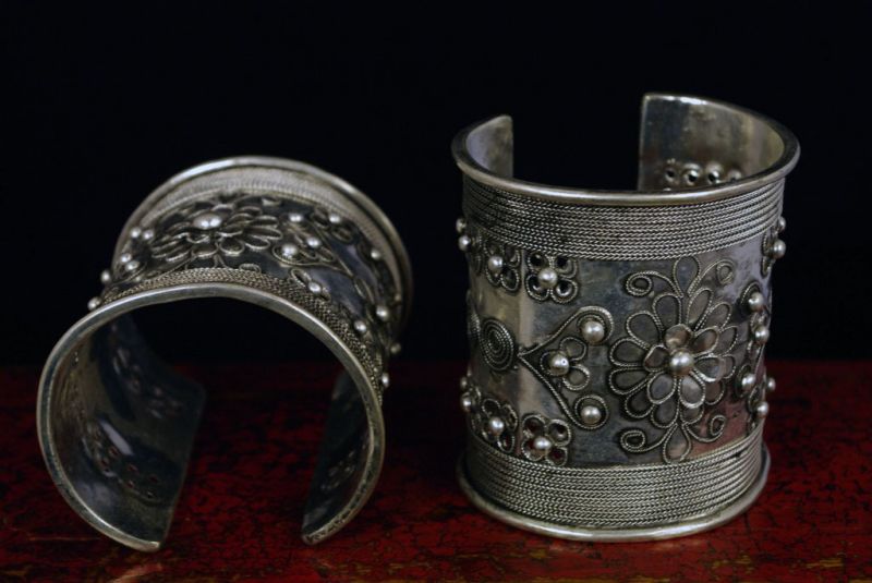 Cliquez sur la vignette pour agrandir et survolez la photo pour zoomer Bracelet ethnique Miao orné de fleurs