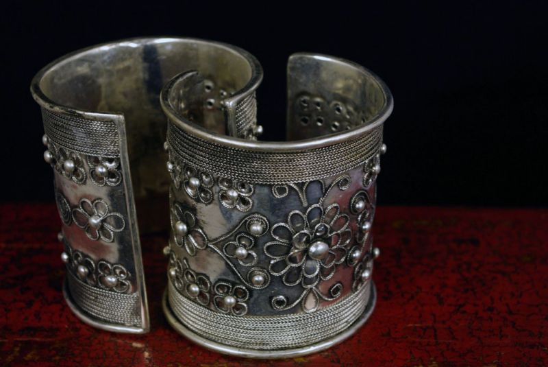 Cliquez sur la vignette pour agrandir et survolez la photo pour zoomer Bracelet ethnique Miao orné de fleurs