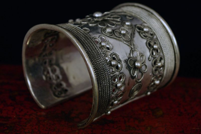Cliquez sur la vignette pour agrandir et survolez la photo pour zoomer Bracelet ethnique Miao orné de fleurs