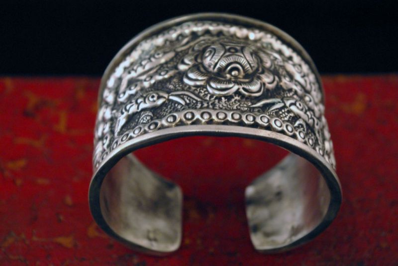 Cliquez sur la vignette pour agrandir et survolez la photo pour zoomer Bracelet ethnique Miao orné d'animaux et de fleurs