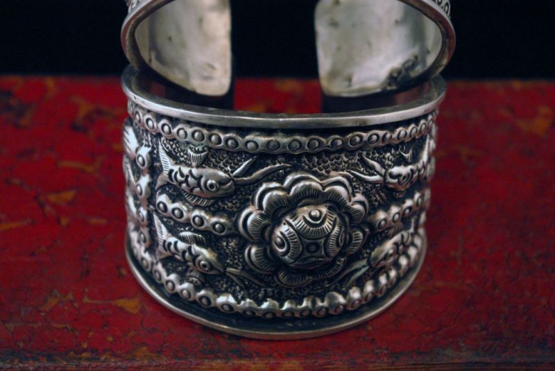 Cliquez sur la vignette pour agrandir et survolez la photo pour zoomer Bracelet ethnique Miao orné d'animaux et de fleurs