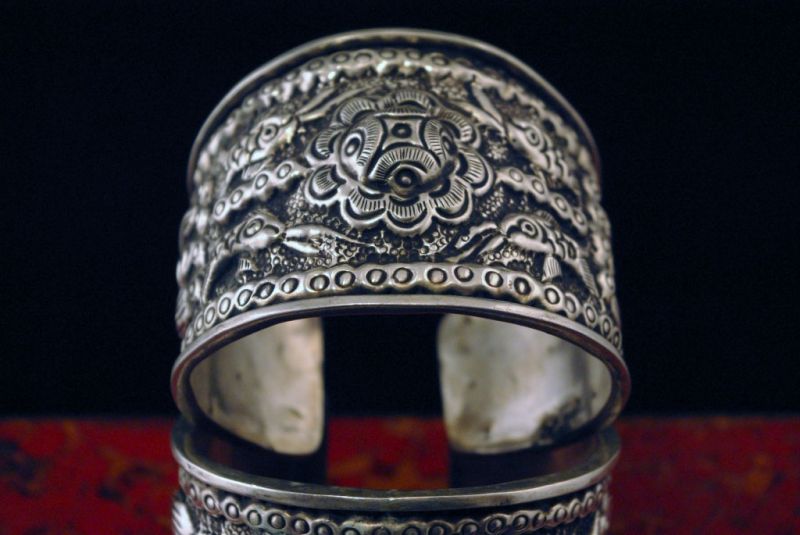 Cliquez sur la vignette pour agrandir et survolez la photo pour zoomer Bracelet ethnique Miao orné d'animaux et de fleurs