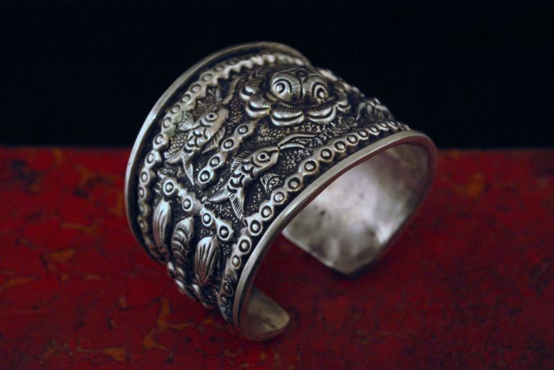 Cliquez sur la vignette pour agrandir et survolez la photo pour zoomer Bracelet ethnique Miao orné d'animaux et de fleurs