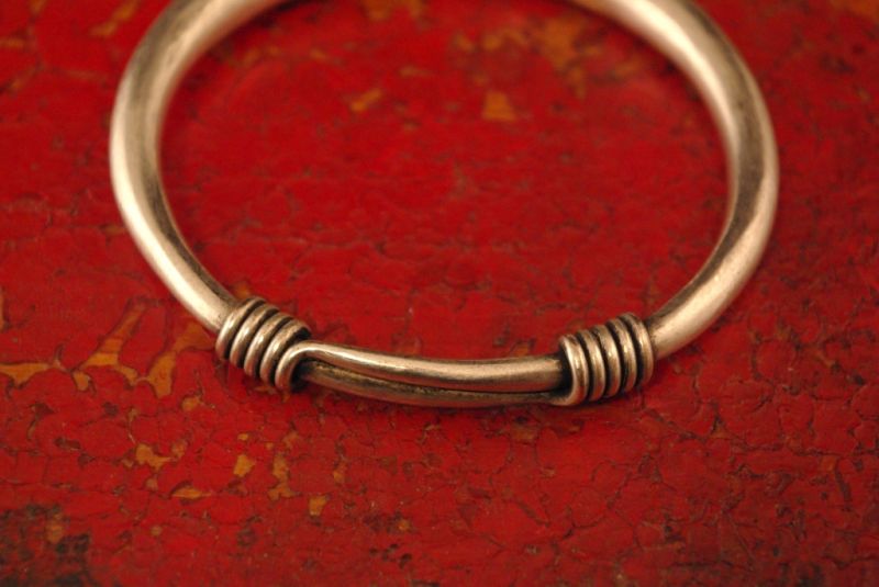 Cliquez sur la vignette pour agrandir et survolez la photo pour zoomer Bracelet ethnique Miao en forme de Torque