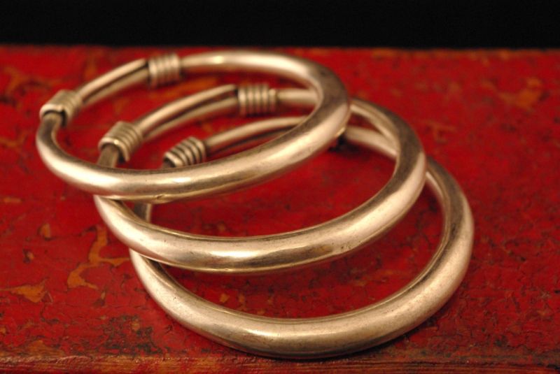 Cliquez sur la vignette pour agrandir et survolez la photo pour zoomer Bracelet ethnique Miao en forme de Torque