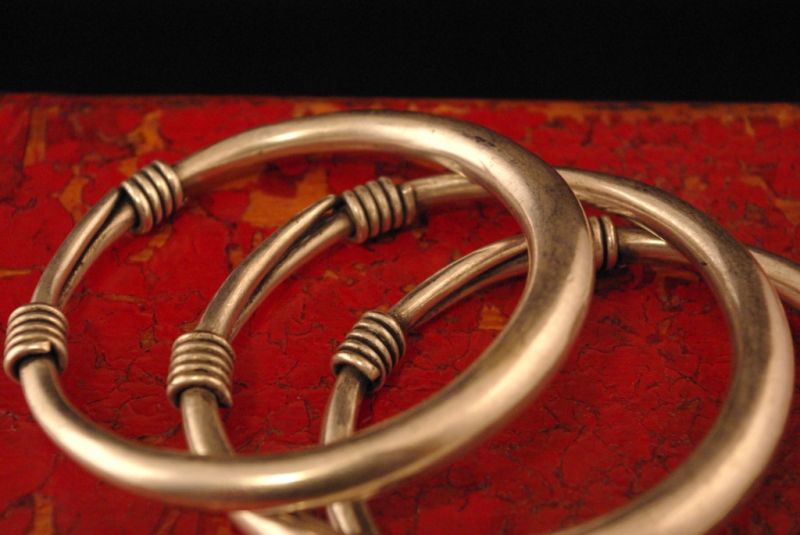 Cliquez sur la vignette pour agrandir et survolez la photo pour zoomer Bracelet ethnique Miao en forme de Torque