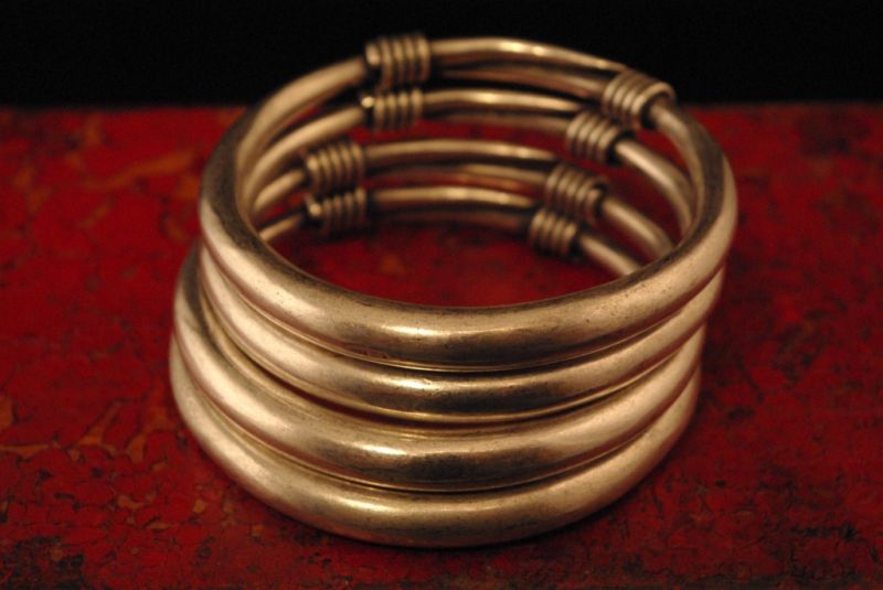 Cliquez sur la vignette pour agrandir et survolez la photo pour zoomer Bracelet ethnique Miao en forme de Torque