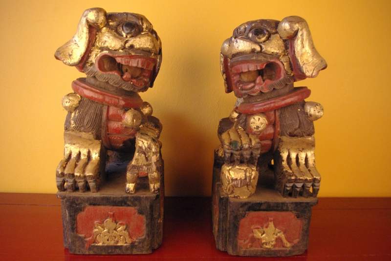 Cliquez sur la vignette pour agrandir et survolez la photo pour zoomer Très Grande Paire de Chien FU en Bois lions Chinois