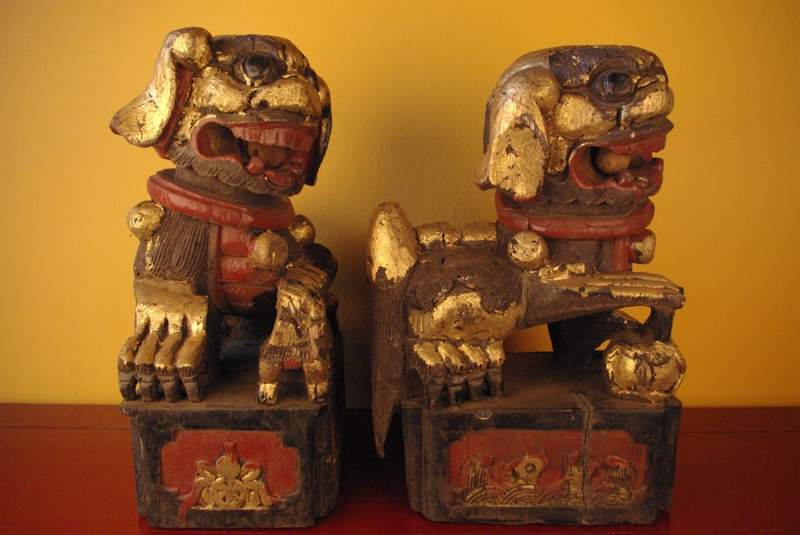 Cliquez sur la vignette pour agrandir et survolez la photo pour zoomer Très Grande Paire de Chien FU en Bois lions Chinois