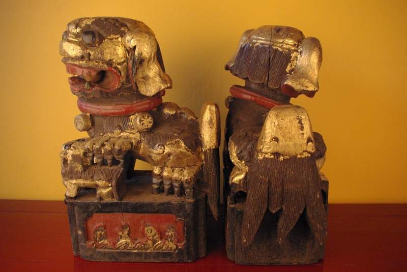 Cliquez sur la vignette pour agrandir et survolez la photo pour zoomer Très Grande Paire de Chien FU en Bois lions Chinois