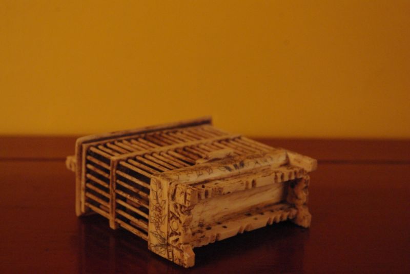 Cliquez sur la vignette pour agrandir et survolez la photo pour zoomer Cage à grillons impériale chinoise en os