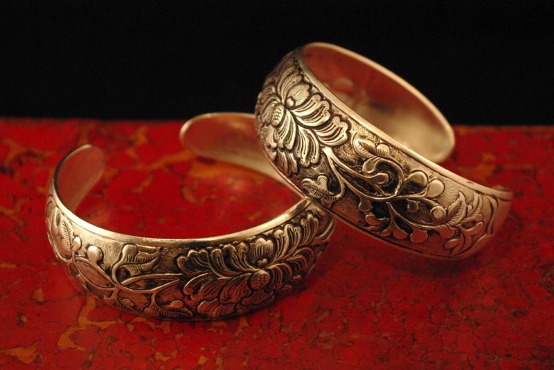 Cliquez sur la vignette pour agrandir et survolez la photo pour zoomer Petit Bracelet ethnique Miao orné de fleurs