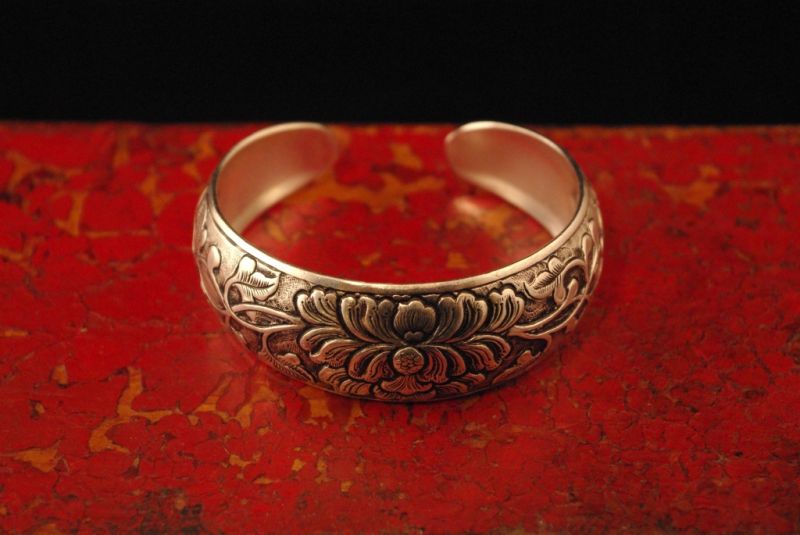 Cliquez sur la vignette pour agrandir et survolez la photo pour zoomer Petit Bracelet ethnique Miao orné de fleurs