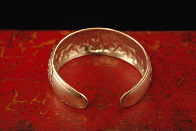 Cliquez sur la vignette pour agrandir et survolez la photo pour zoomer Petit Bracelet ethnique Miao orné de fleurs