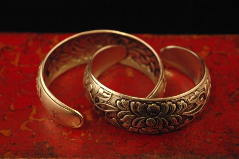 Cliquez sur la vignette pour agrandir et survolez la photo pour zoomer Petit Bracelet ethnique Miao orné de fleurs