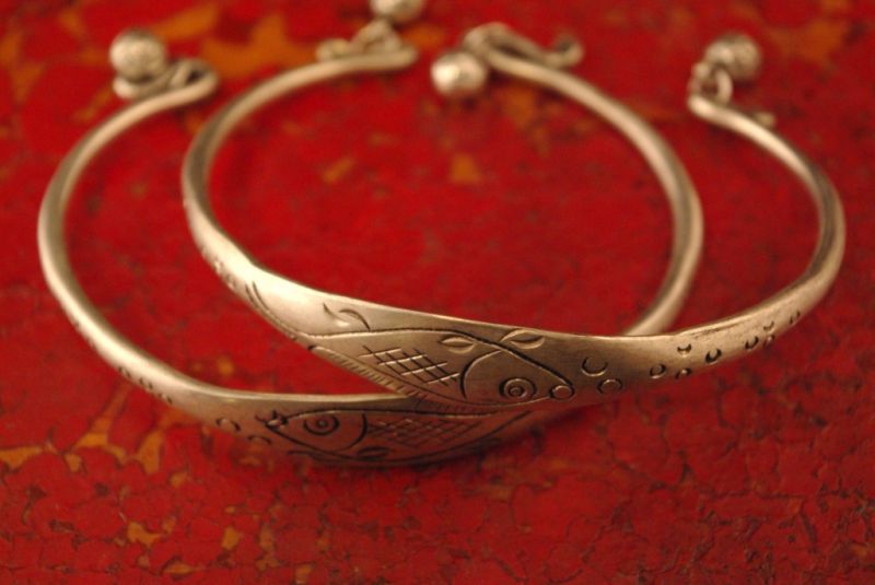 Cliquez sur la vignette pour agrandir et survolez la photo pour zoomer Bracelet Cercle ethnique Miao avec Clochettes