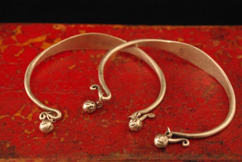 Cliquez sur la vignette pour agrandir et survolez la photo pour zoomer Bracelet Cercle ethnique Miao avec Clochettes
