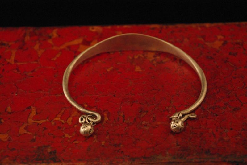 Cliquez sur la vignette pour agrandir et survolez la photo pour zoomer Bracelet Cercle ethnique Miao avec Clochettes
