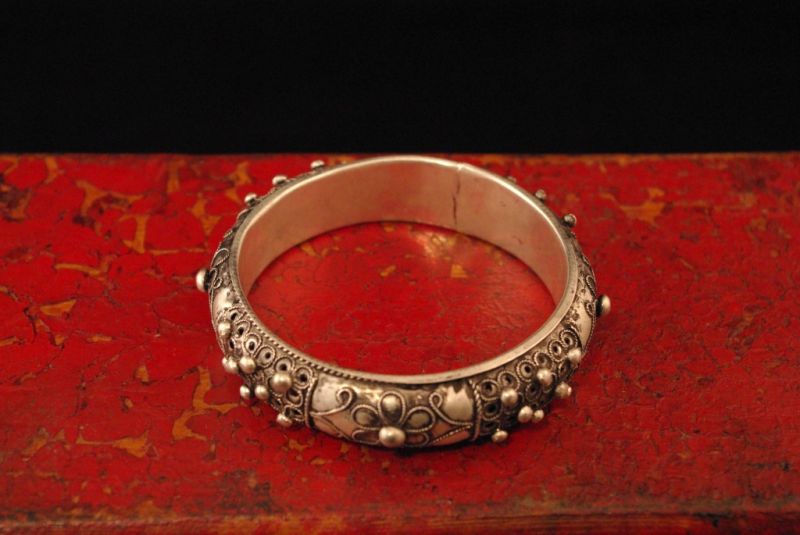 Cliquez sur la vignette pour agrandir et survolez la photo pour zoomer Simple Bracelet ethnique orné de fleurs