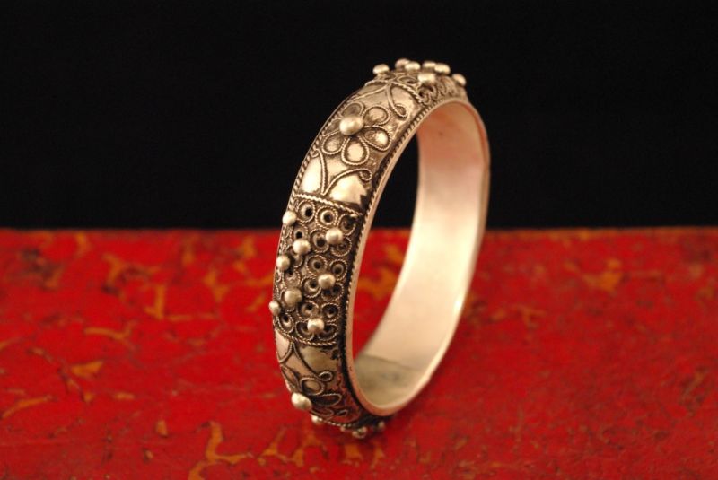 Cliquez sur la vignette pour agrandir et survolez la photo pour zoomer Simple Bracelet ethnique orné de fleurs