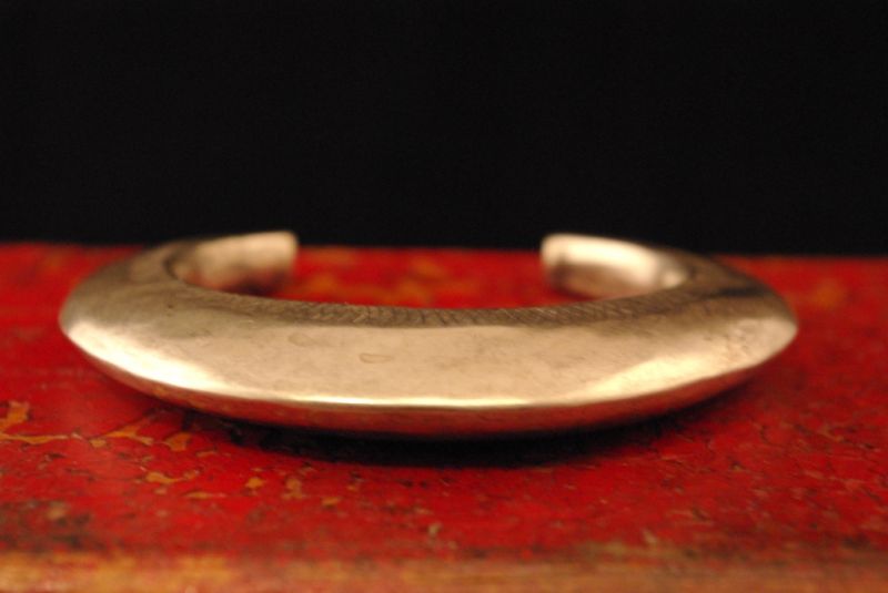 Cliquez sur la vignette pour agrandir et survolez la photo pour zoomer Bracelet Minorité ethnique Chinoise en forme de Torque
