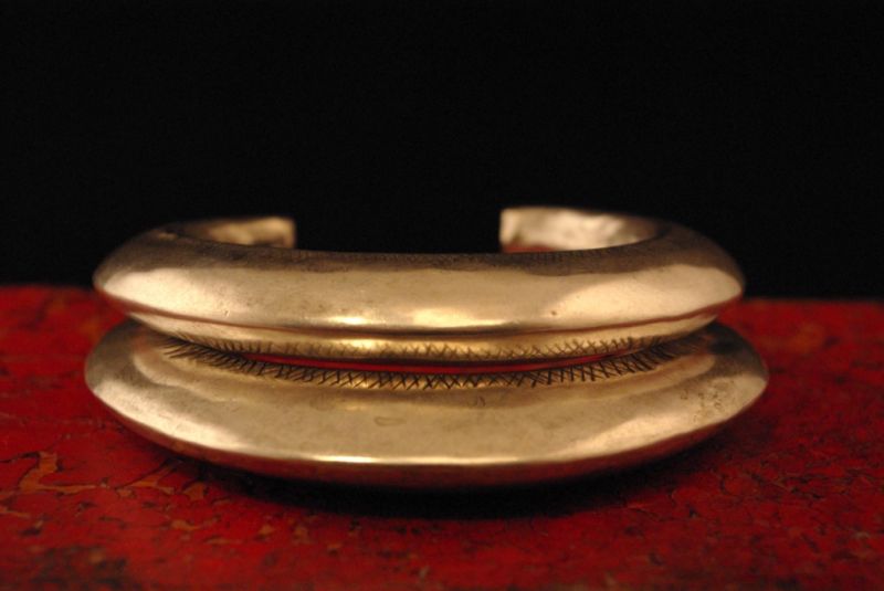 Cliquez sur la vignette pour agrandir et survolez la photo pour zoomer Bracelet Minorité ethnique Chinoise en forme de Torque