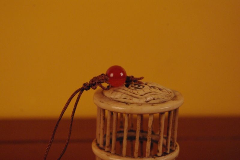 Cliquez sur la vignette pour agrandir et survolez la photo pour zoomer Petite cage chinoise ronde en Os Papillon