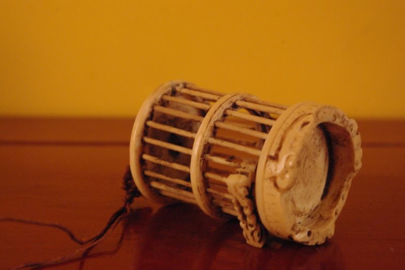 Cliquez sur la vignette pour agrandir et survolez la photo pour zoomer Petite cage chinoise ronde en Os Papillon
