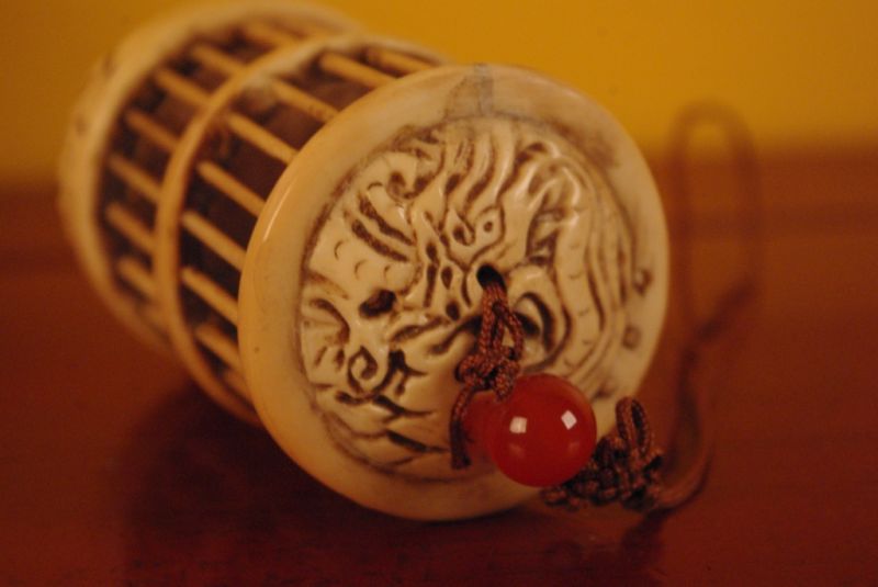 Cliquez sur la vignette pour agrandir et survolez la photo pour zoomer Petite cage chinoise ronde en Os Papillon