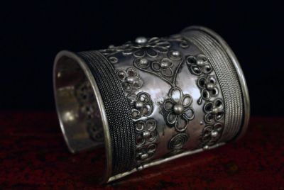 Bracelet ethnique Miao orné de fleurs