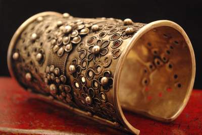 Long Bracelet ethnique Miao orné de fleurs