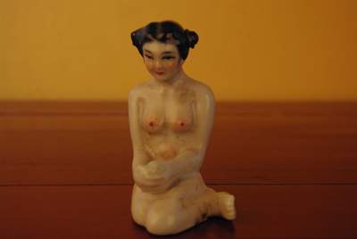 Tabatière érotique Chinoise Femme nue assise tailleur