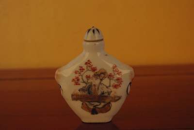 Flacon à tabac en porcelaine Confucius