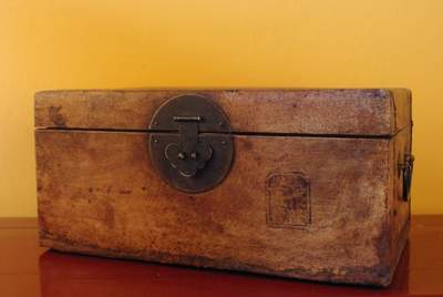 Coffre chinois en bois recouvert de cuir