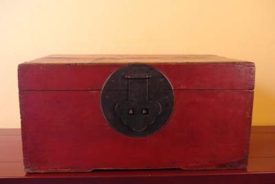 Grand coffre chinois en bois laqué rouge