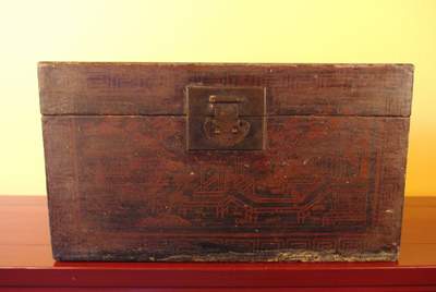 Grand coffre chinois en bois noir