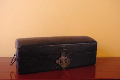 Longue Boite Chinoise en Bois et cuir noir