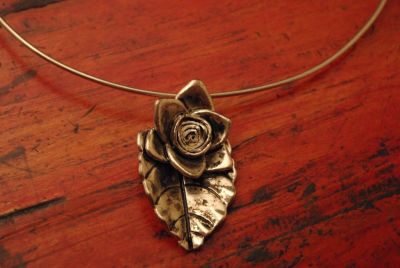 Petit Collier Chinois Fleur sur Feuille