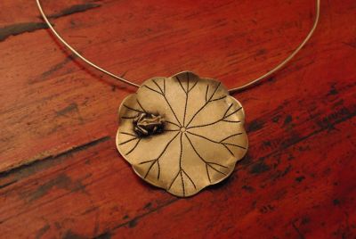 Petit Collier Chinois Grenouille sur Nénuphar