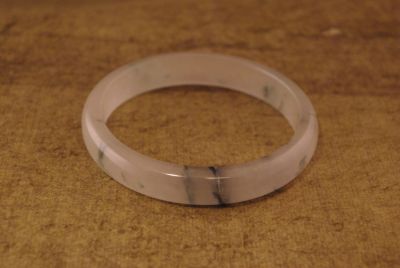 Bracelet Jonc en Jade Blanc avec des taches Grises