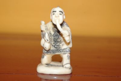 Netsuke Japonais représentant un Fumeur