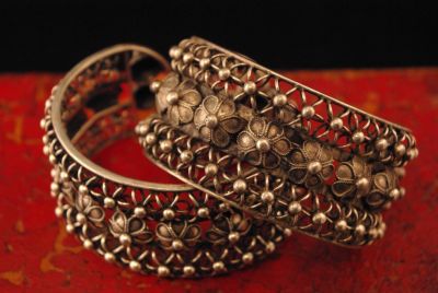 Bracelet ethnic Moderne avec des fleurs