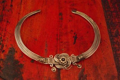 Collier moderne 6 rangs avec fleur chinoise
