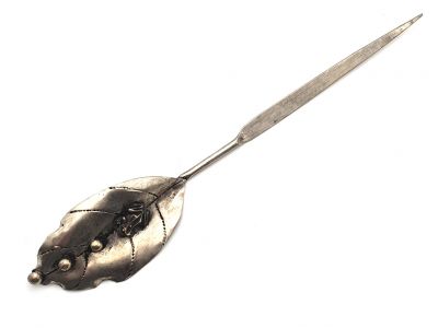 Pique à Cheveux Grenouille sur Feuille