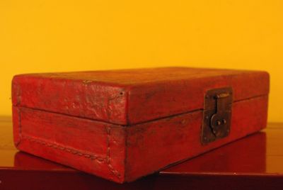 Petit coffre chinois en bois rouge