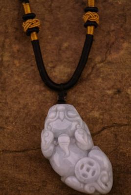 Chien Fo en Jade montés sur un Collier